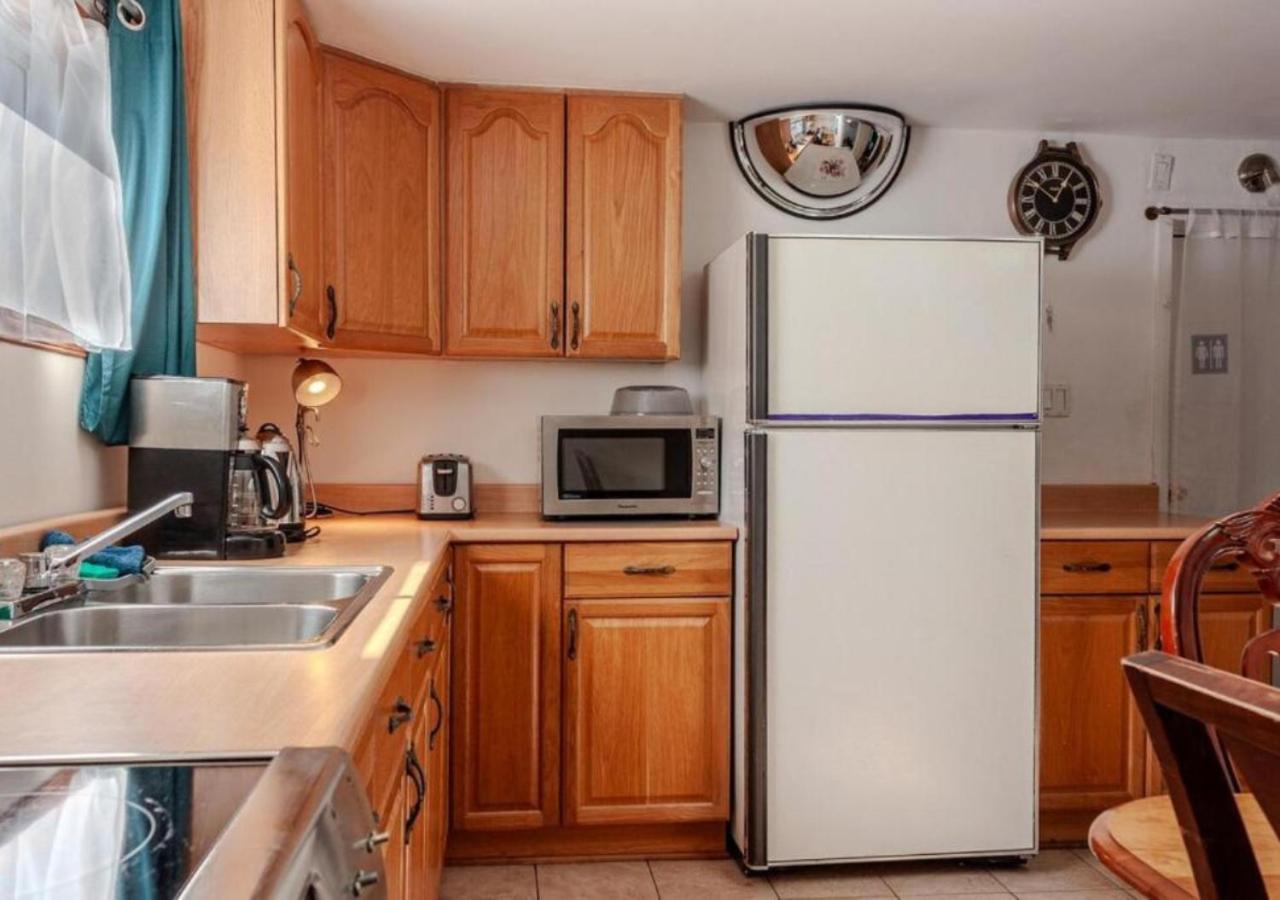 Independent Private Suite, Free Parking And High-speed Wi-fi Apartment *